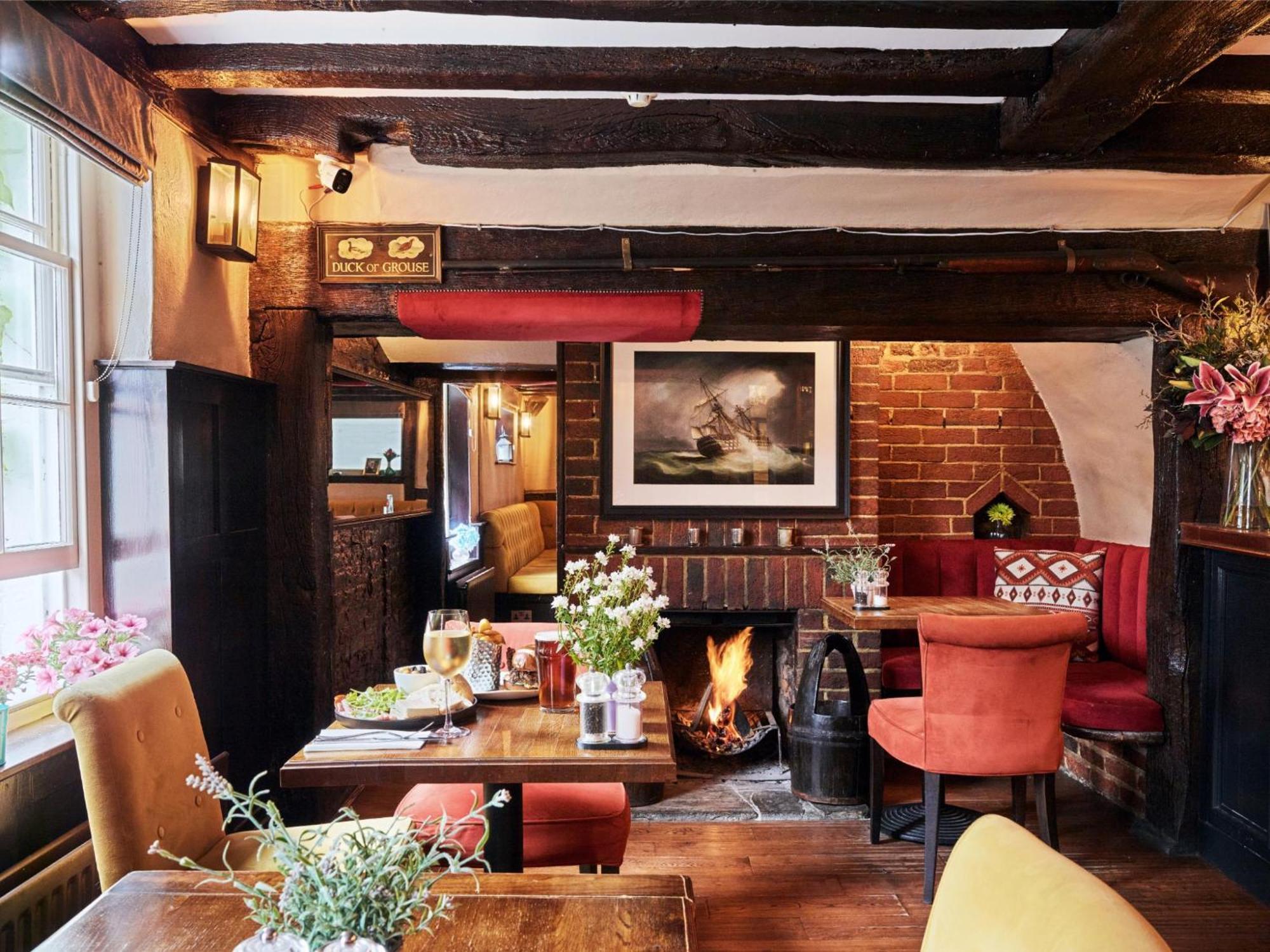 The Talbot Inn Γουόκινγκ Εξωτερικό φωτογραφία