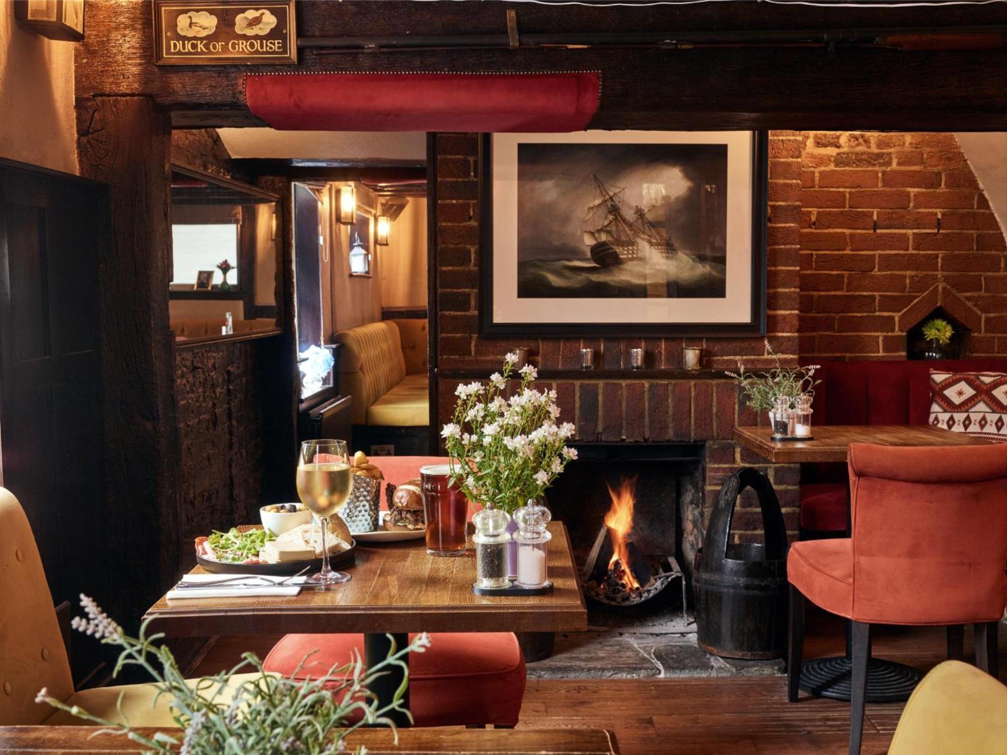 The Talbot Inn Γουόκινγκ Εξωτερικό φωτογραφία