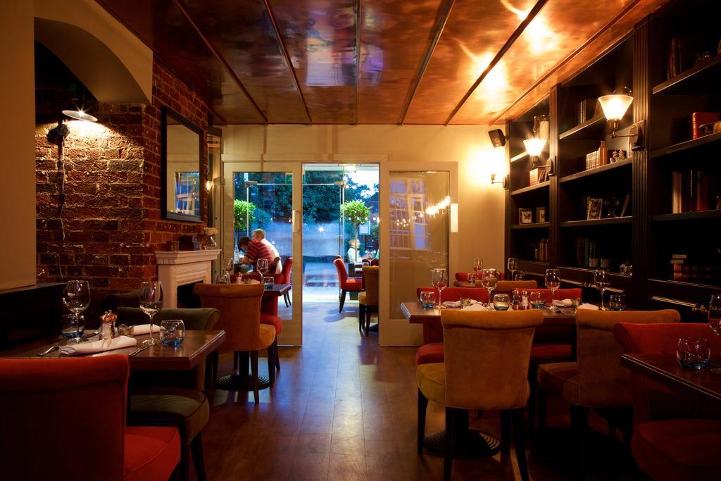 The Talbot Inn Γουόκινγκ Εξωτερικό φωτογραφία