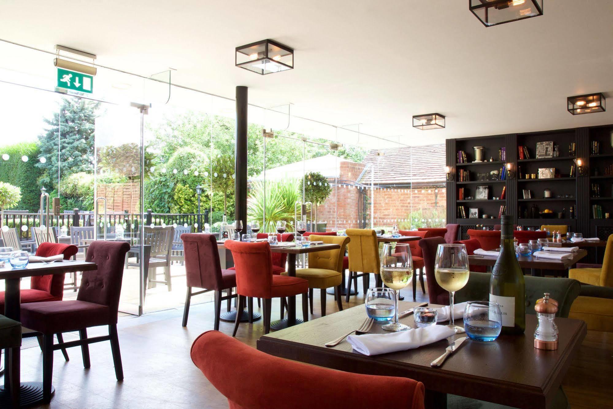 The Talbot Inn Γουόκινγκ Εξωτερικό φωτογραφία