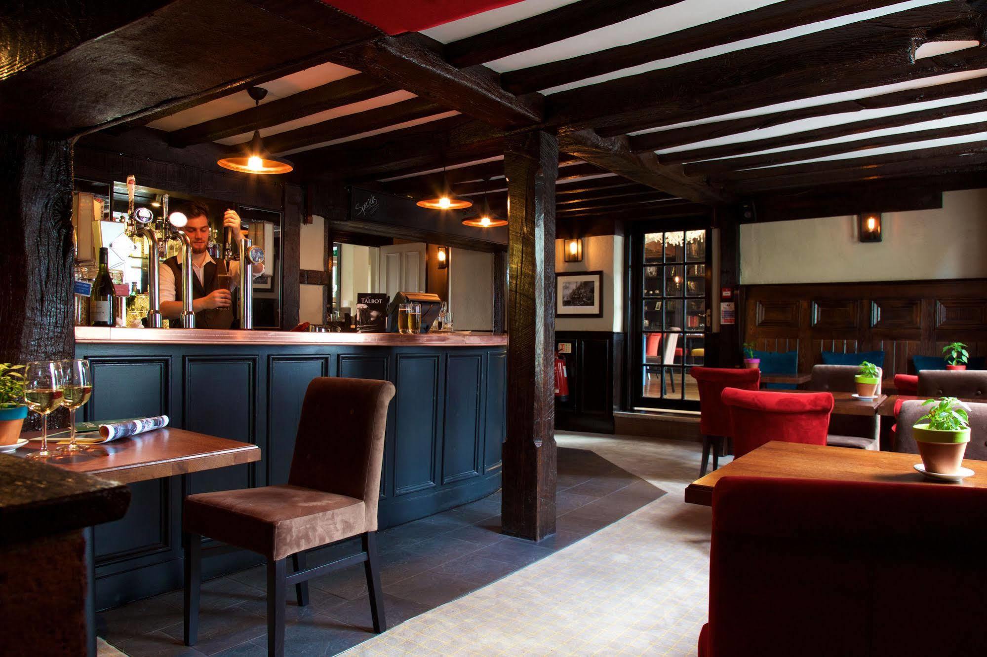 The Talbot Inn Γουόκινγκ Εξωτερικό φωτογραφία