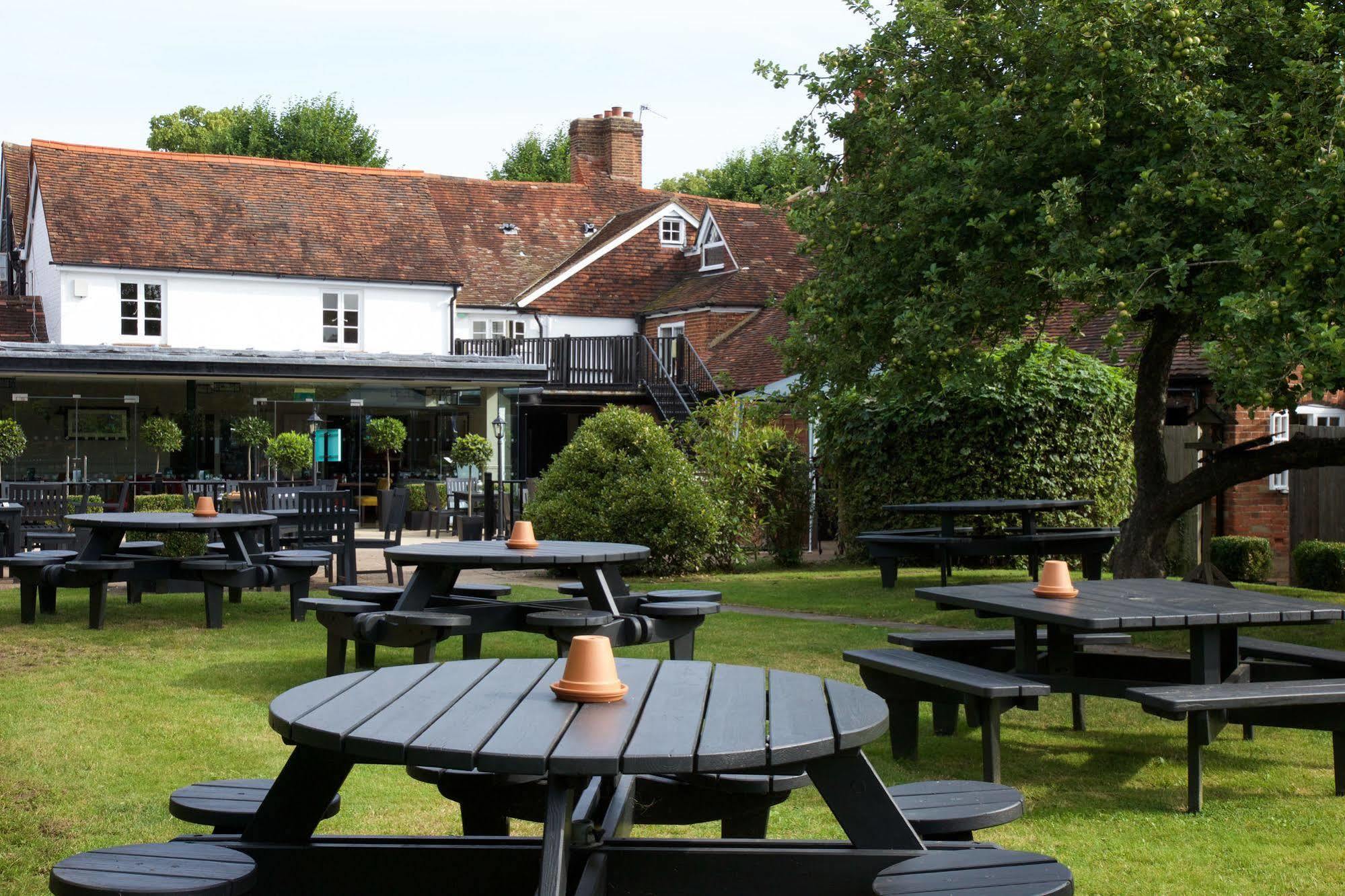 The Talbot Inn Γουόκινγκ Εξωτερικό φωτογραφία