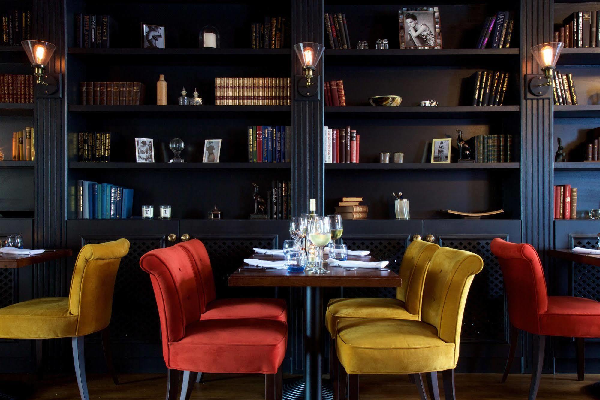 The Talbot Inn Γουόκινγκ Εξωτερικό φωτογραφία